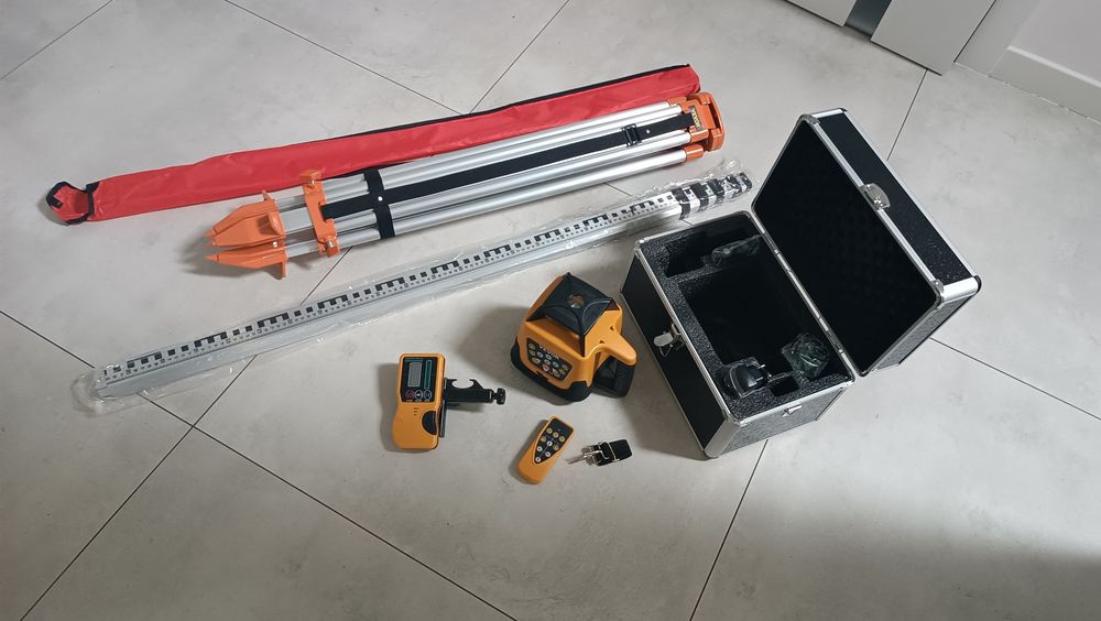 Niwelator laserowy samopoziomujący