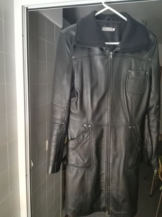 Casaco de pele preto usado