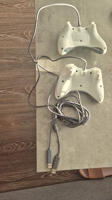 Один геймпад для ПК у формі Xbox контролера.