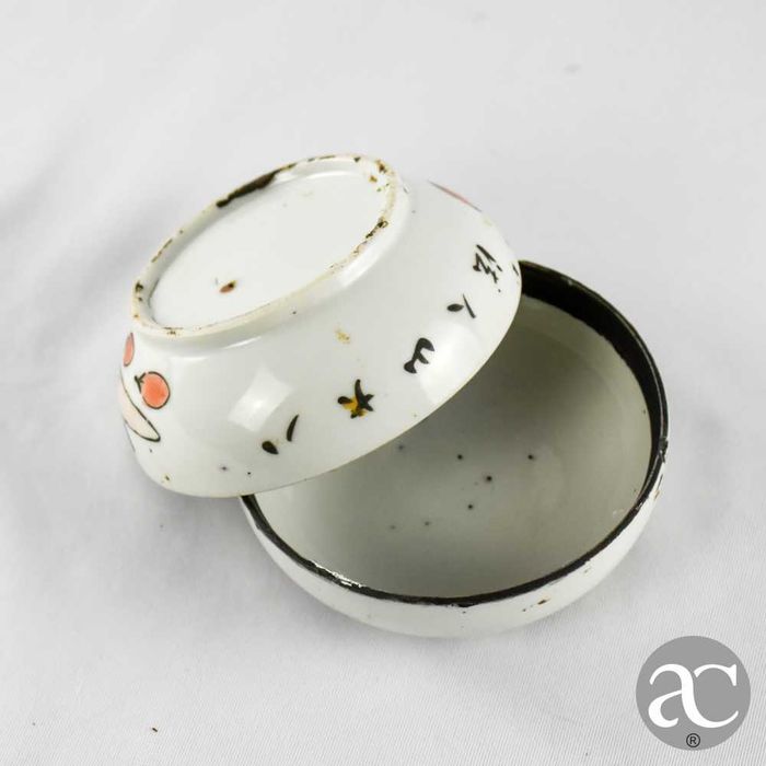 Caixa redonda em porcelana da China, com caracteres chineses, séc. XIX
