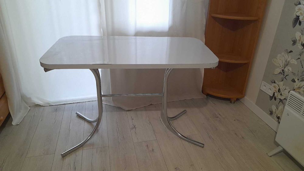 Обідній стіл у відмінному стані з хромованими ніжками