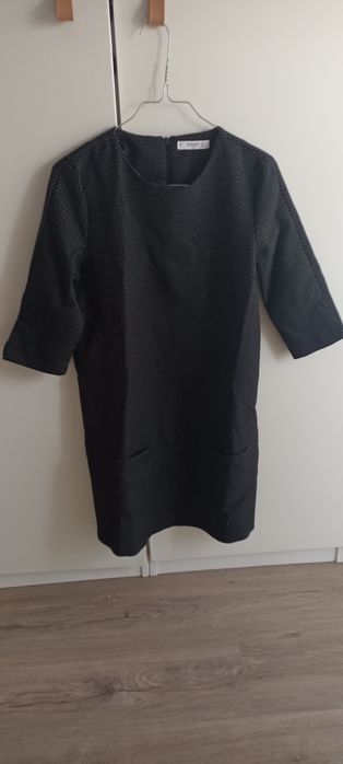 Vestido preto com pintas brancas