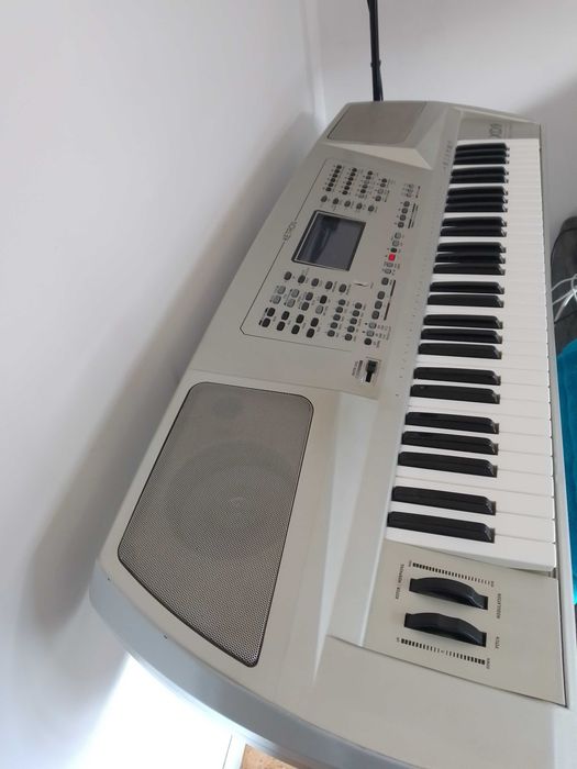 Vendo teclado Ketron XD9 em muito bom estado