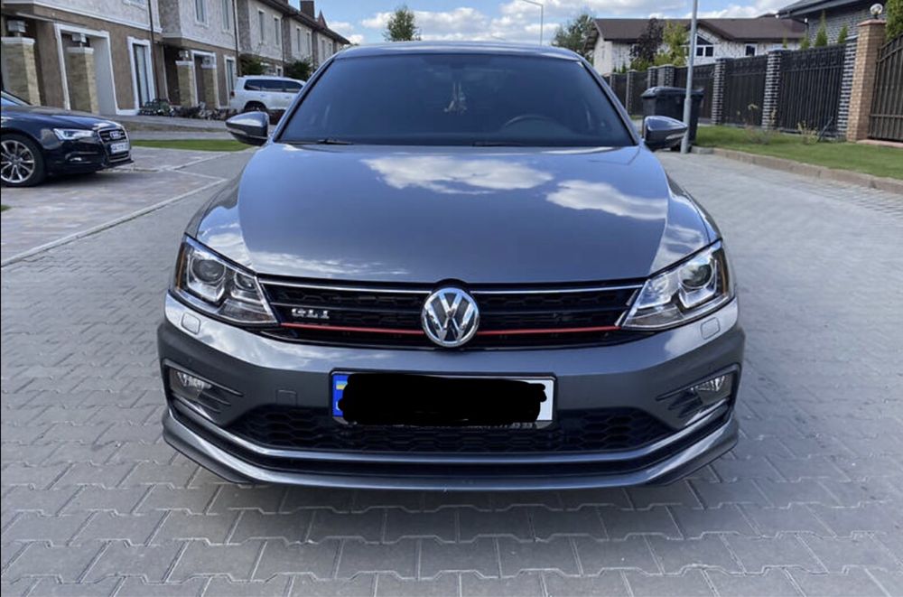 Бампер передний Volkswagen Jetta MK6 GLI SE решетка радиатора