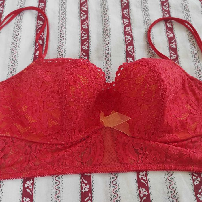 Czerwony stanik, modelujący, podłużne fiszbiny