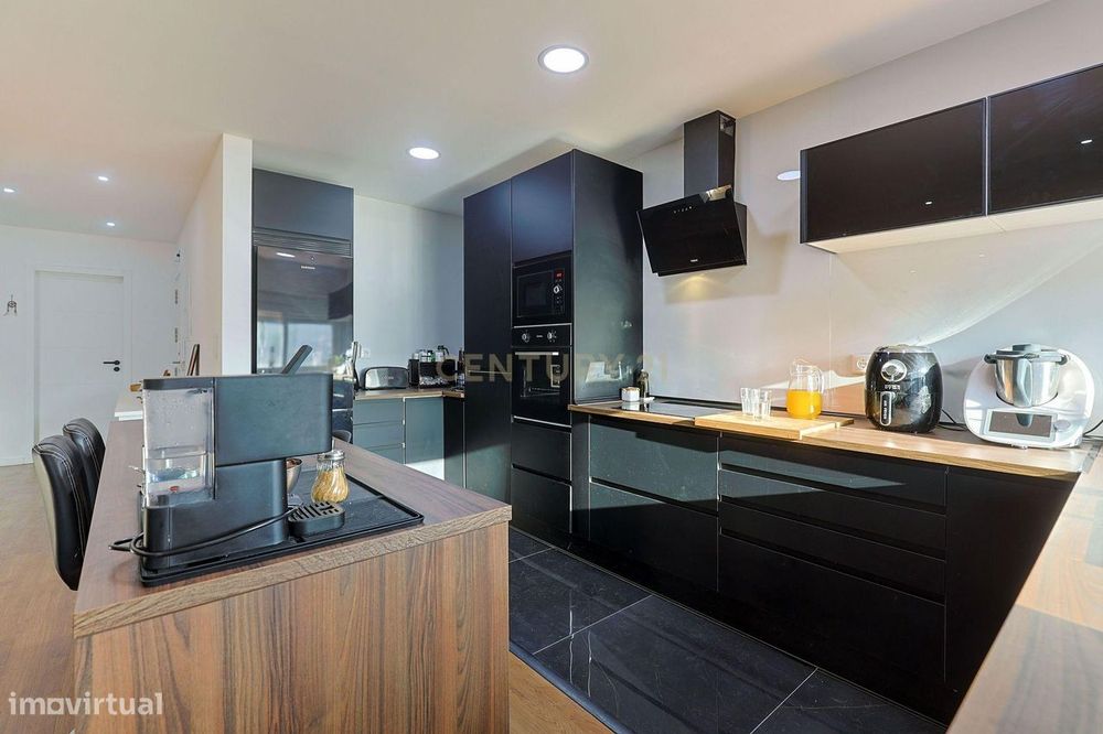 Apartamento T3 Duplex Remodelado no Centro de Corroios