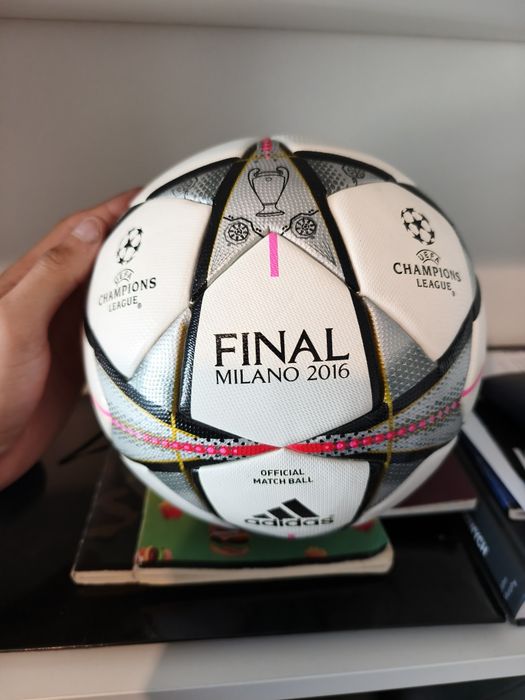 Piłka meczowa Adidas w finale Milano