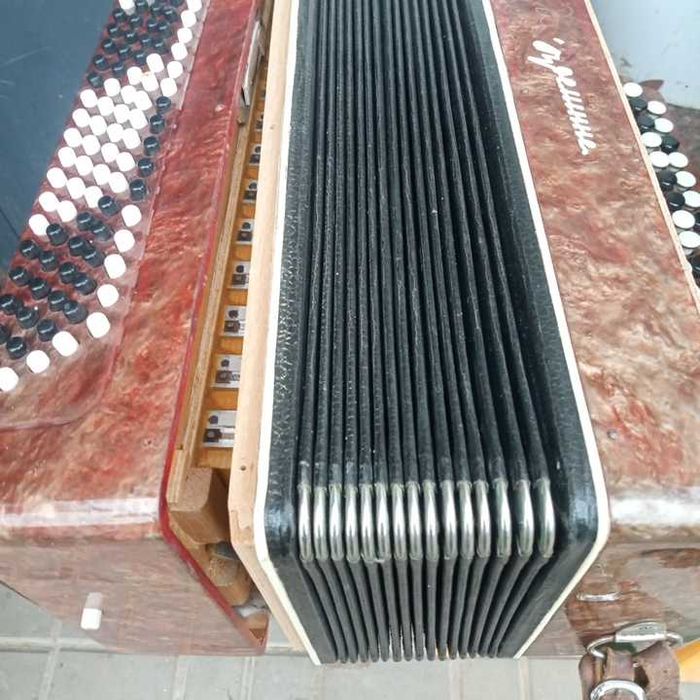 Продам бу гармошку у гарному стані під відновлення.