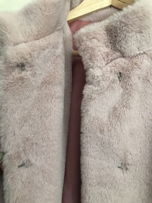 Casaco de pelo rosa de menina.