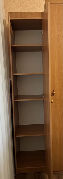 Шафа для одягу і пенал.