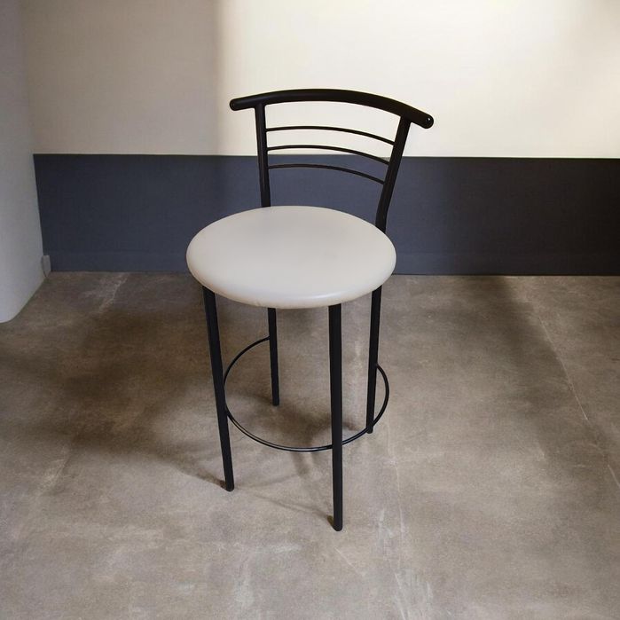 Стул барный в нормальном состоянии