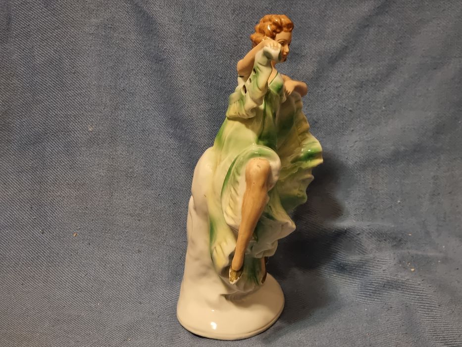 Фарфоровая статуэтка танцовщица