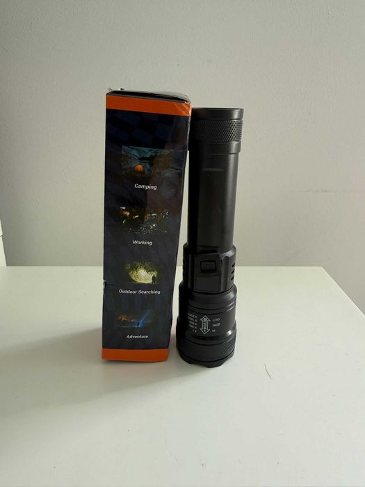 Lanterna LED potente c/ zoom – USB‑C, 3 modos (SOS) e visor bateria - Portes gratuitos