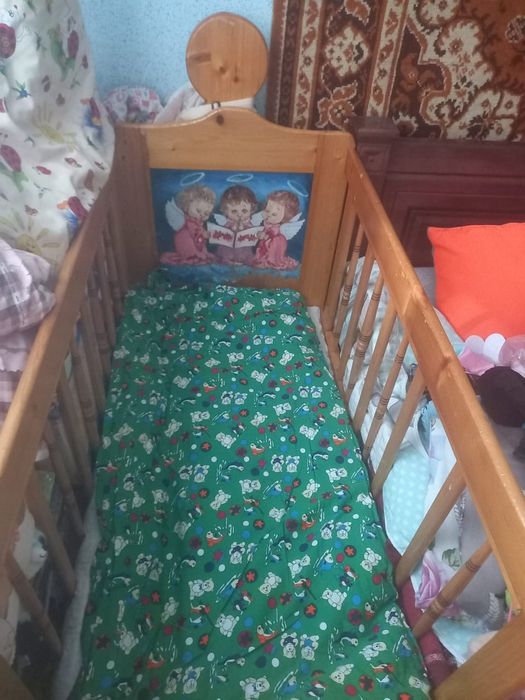 Дерев'яне дитяче ліжечко