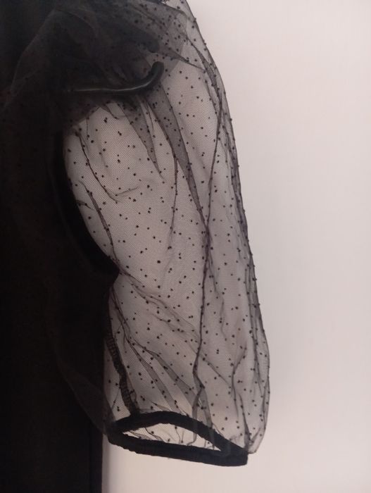 Czarna sukienka z tiulowymi rękawami XS Pull&Bear