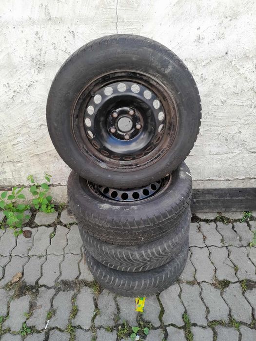 Sprzedam koła z oponami zimowymi i komplet kół z oponami letnimi.