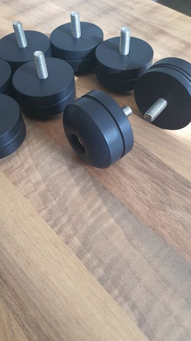 Podstawki pod kolumny lub stolik audio .