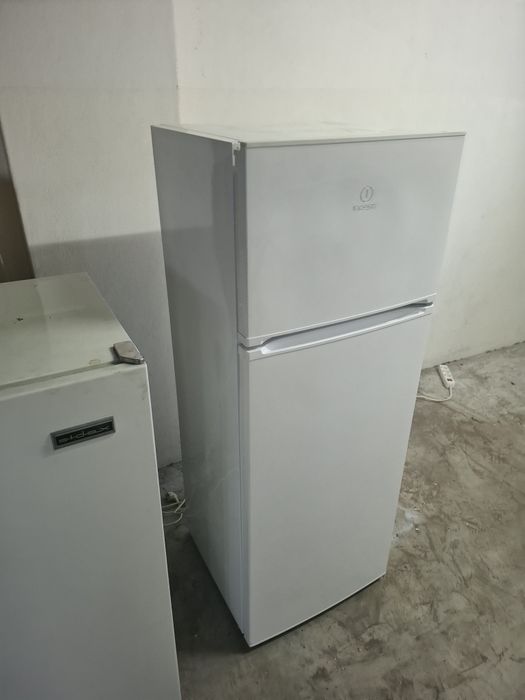 Frigorífico indesit a um preço acessível 1.41 altura e 0,54 largura de momento so congela em cima no congelador,  a parte de baixo faz pouco frio.