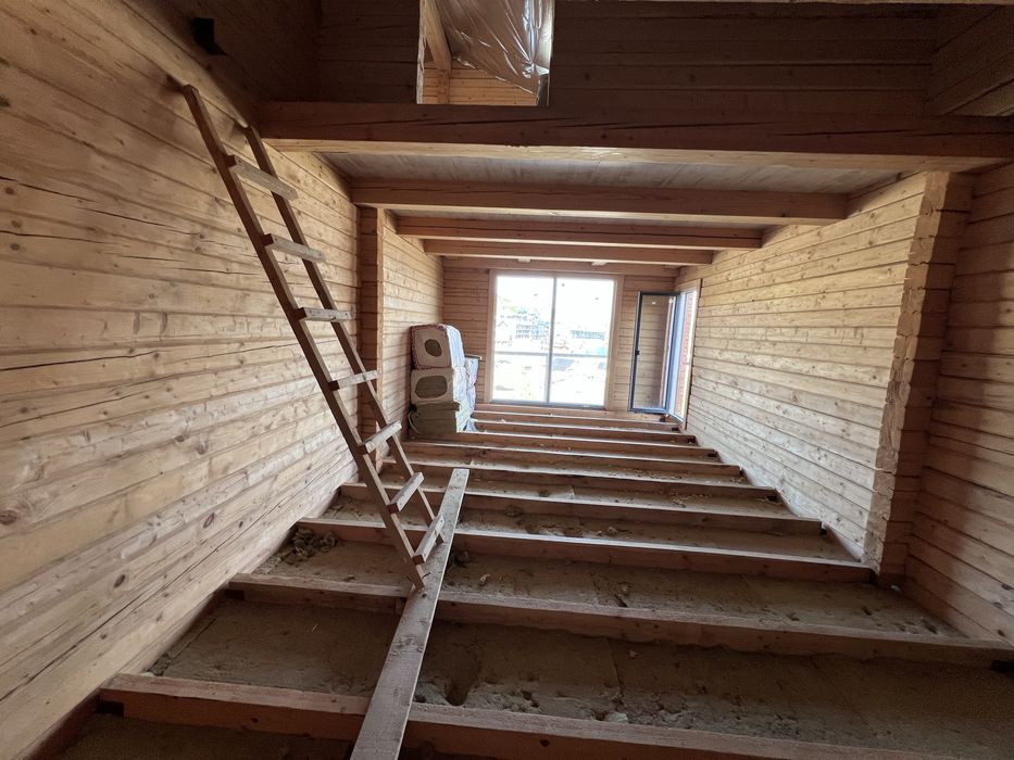 Продається готель 320 м2 та 10 сотих є 15 квт та скважена ціна - 395 000$