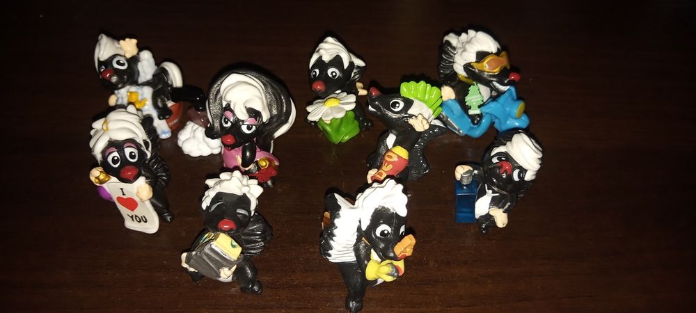 kinder surprise skunksy figurki