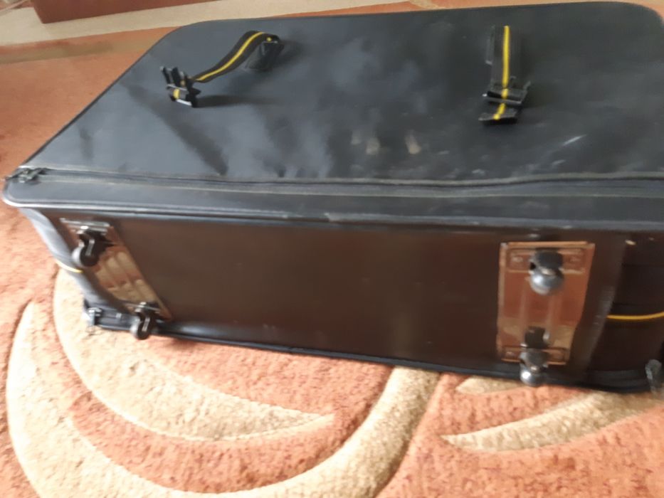 Чемодан большой очень,  сумка черный на 4 колесах  .  950 гр   USA