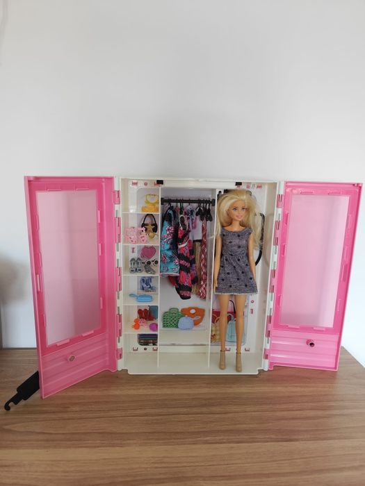 Szafa Barbie z akcesoriami i lalka Barbie