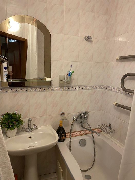 Сдам комфортабельную комнату для 1го  парня м.Позняки Ахматова