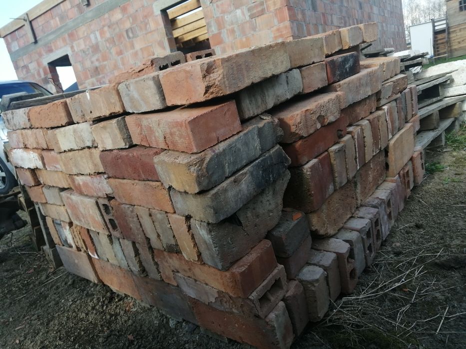 Stara cegła  pełna i niewielka ilość dziurawki