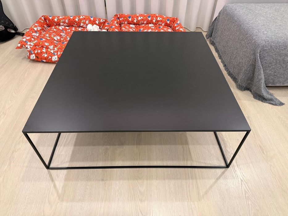 Mesa de apoio em metal Romy