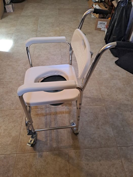 Vendo Cadeira de Rodas com Bacio incluido