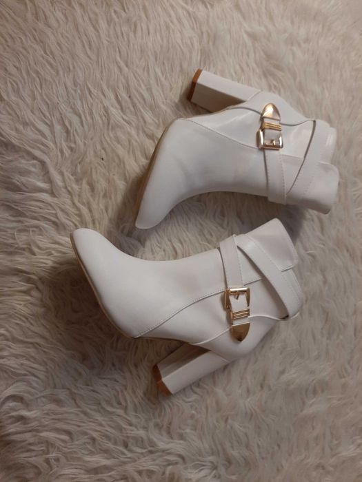 Piękne białe kozaki na wygodnym szerszym obcasie ok 8cm 39