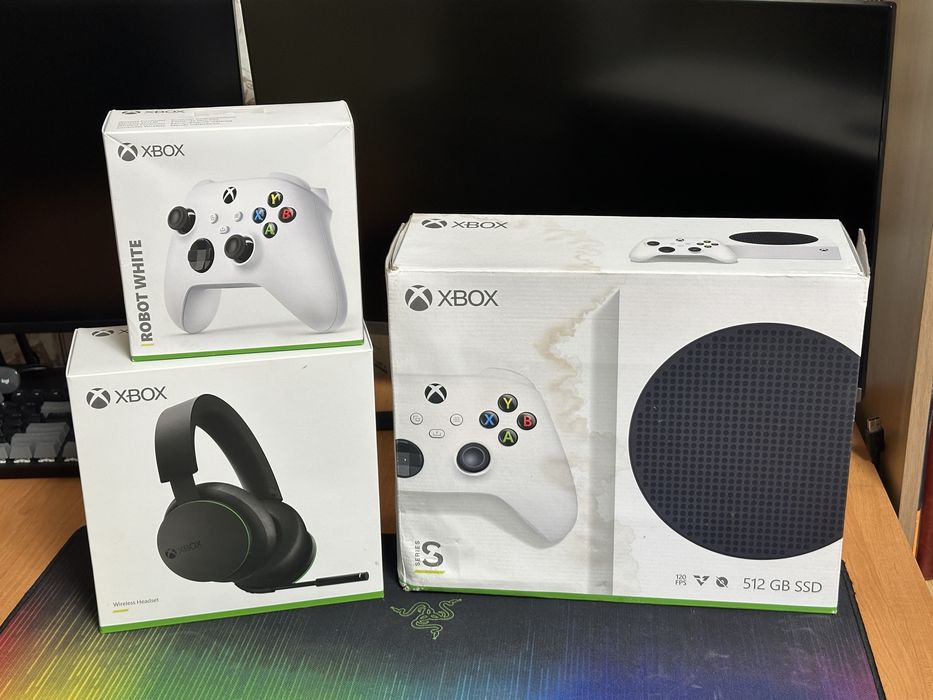 Xbox Series S + 2 x Xbox Wireless Controller + Xbox Wireless Headset