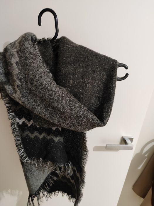 Zimowy szalik z frędzlami