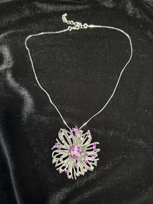 Вінтажне кольє з підвіскою у формі квітки