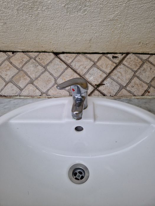 Lavatório cerâmico com torneira