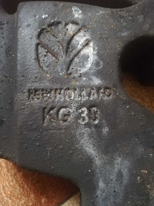 Kontra pezo. New Holland. 6 pesas. 350e.