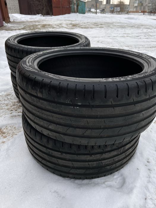 Літня резина nokian 235.40 18 в гарному стані