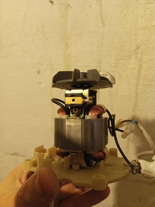 Двигун до кухонного комбайна