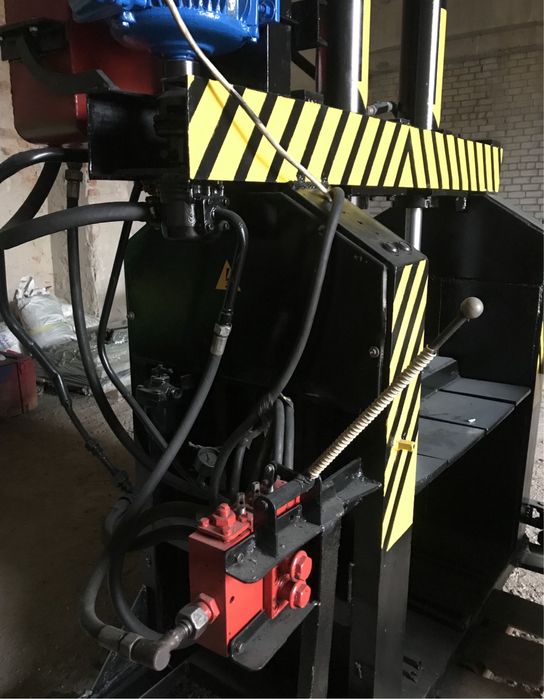 Продам Прес для макулатури,картону,та смітя ПЕТ тару.