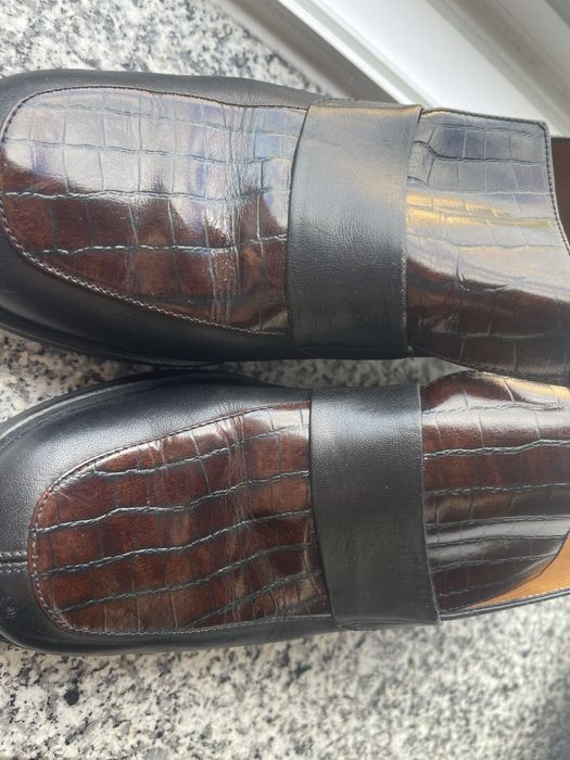 Sapatos cor preto e castanho