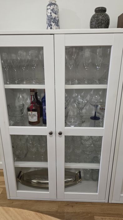 1 vitrine e 1 aparador. Da marca ikea - HAVSTA