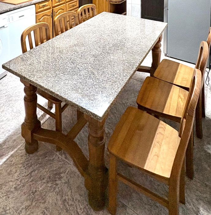 Mesa com topo de marmore