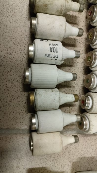 Bezpieczniki elektryczne topikowe 10A i 35A