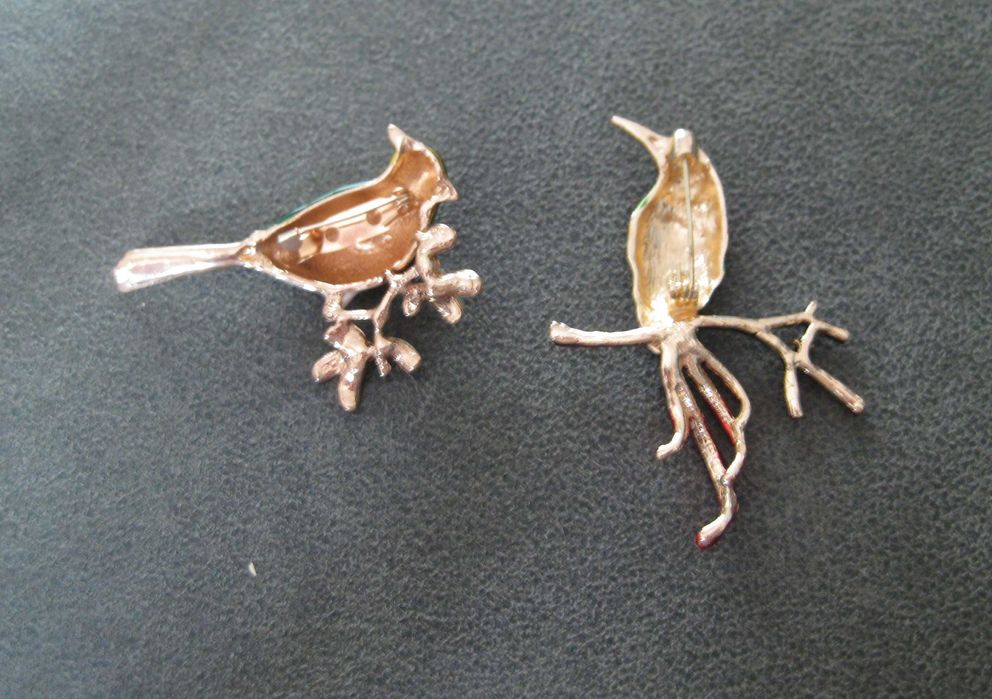 Alfinete / Broche / Pregadeira Passaro no Galho NOVO