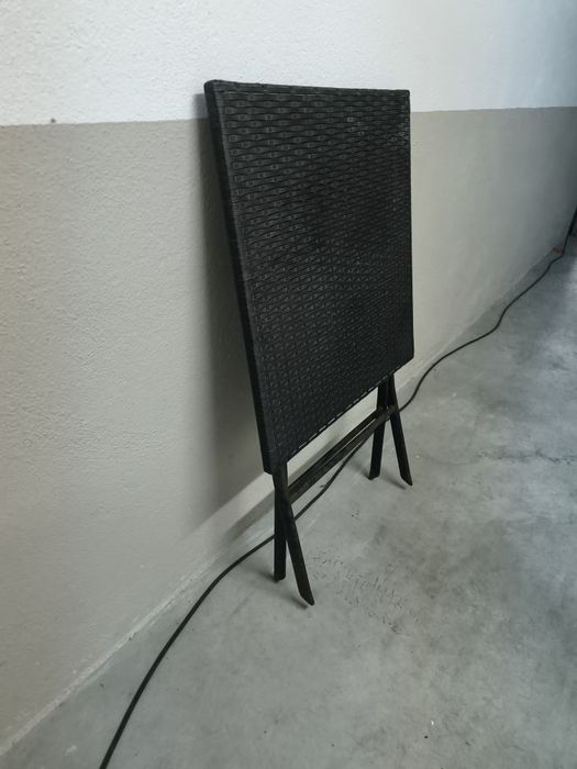 Mesa de Apoio Dobrável – Tampo Rattan Sintético Preto