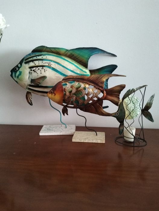 Conjunto de "estátuas" de peixes