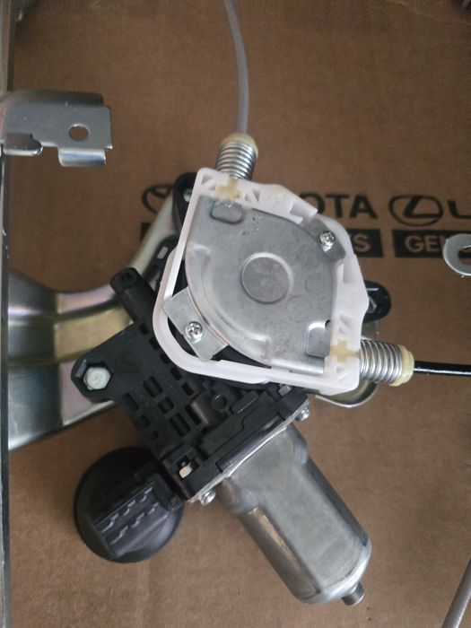 Toyota sequoia механізм кришки підйому скла