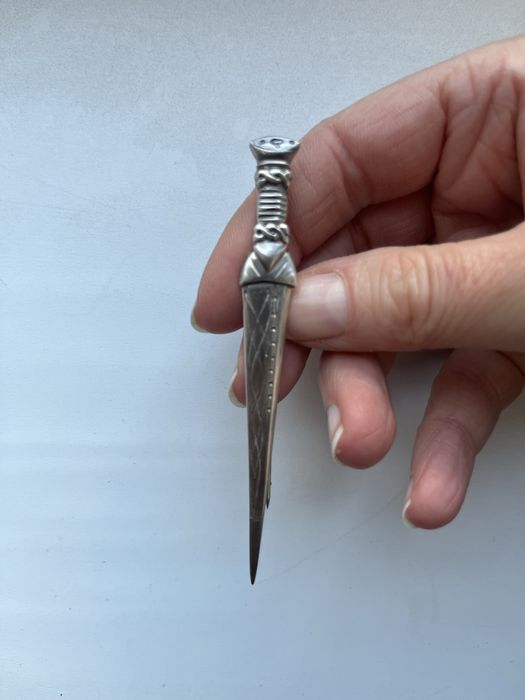 Стильна срібна брош