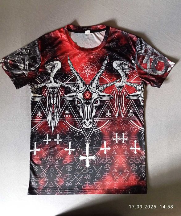 Podkoszulek w stylu satanistycznym