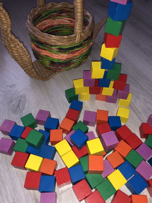 Деревянные цветные кубики 2х2 см , 93 шт , в корзинке равлик